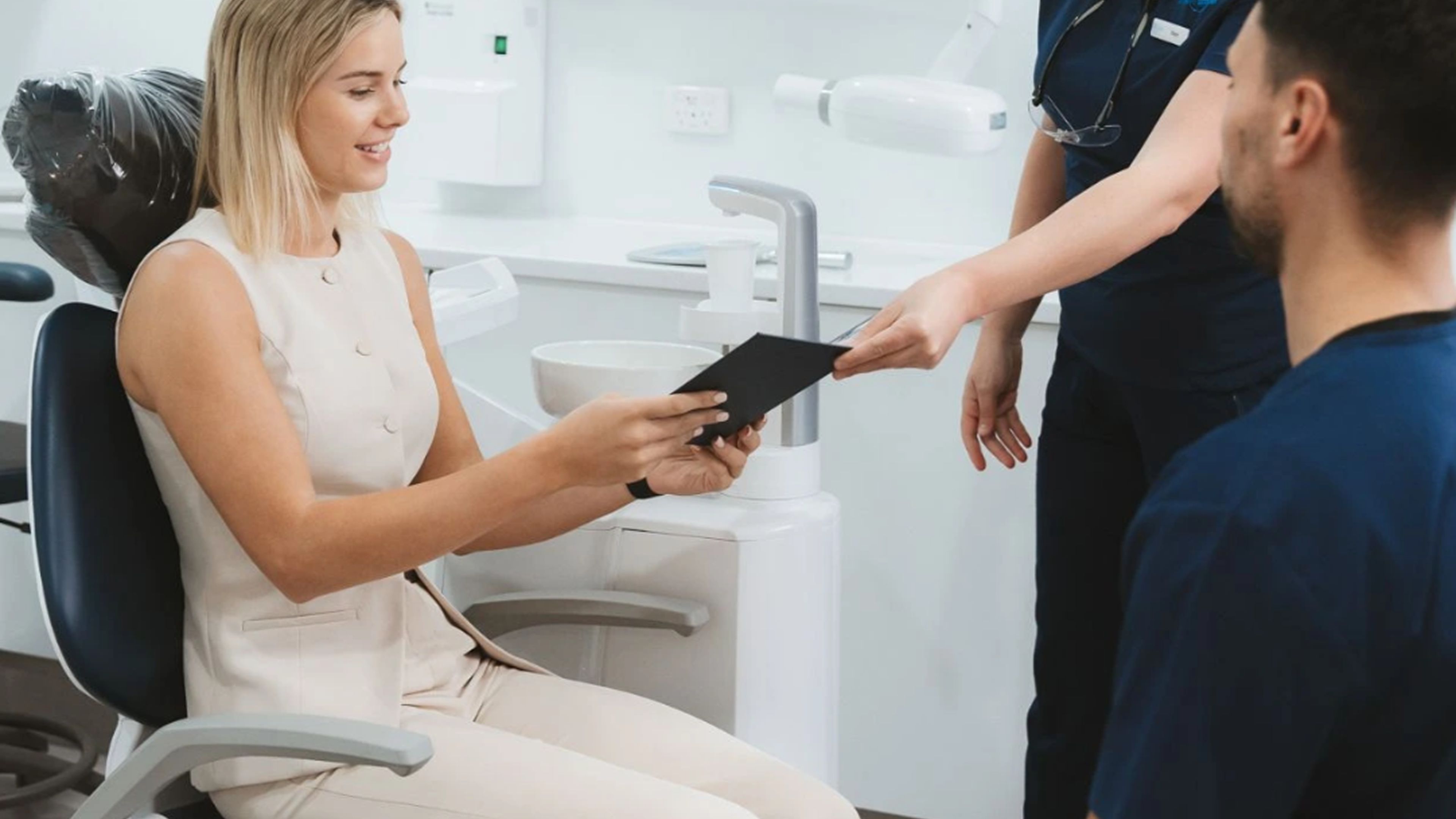 Paziente in poltrona durante una seduta di igiene dentale nello studio di Mirano, mentre l'operatrice mostra le immagini sullo schermo